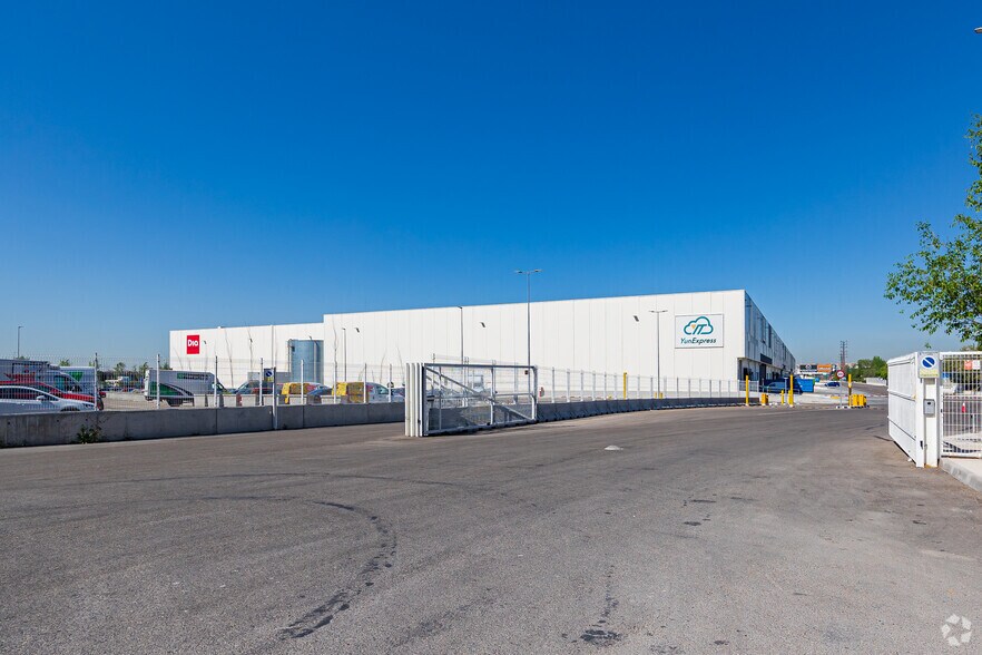 Calle de Eduardo Barreiros, Madrid, Madrid à louer - Photo du bâtiment - Image 2 de 2