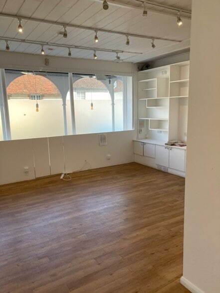 19 High St, Nutfield for lease - Interior Photo - Image 3 of 9