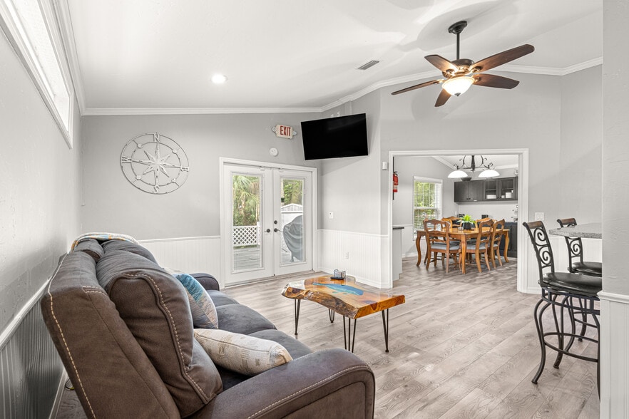 110 NE Crystal St, Crystal River, FL for sale - Interior Photo - Image 3 of 50