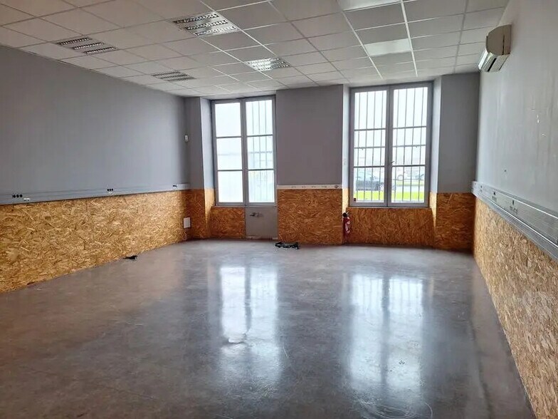 Office in Bordeaux for lease - Building Photo - Image 2 of 14