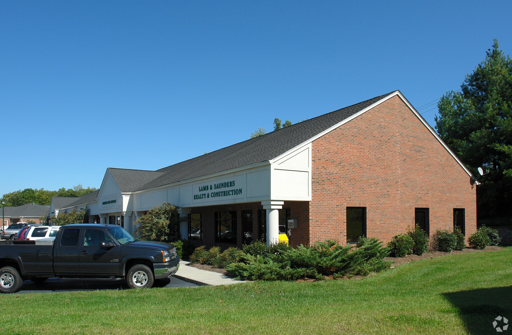 1022 Hutton Ln, High Point, NC for lease Primary Photo- Image 1 of 27