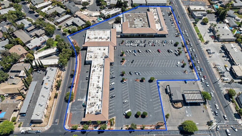 2400 Coffee Rd, Modesto, CA à louer - Photo du bâtiment - Image 2 de 10