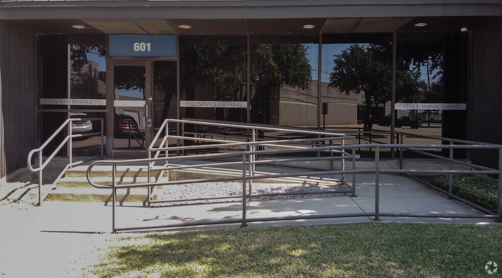 3137 Irving Blvd, Dallas, TX for lease - Building Photo - Image 3 of 15
