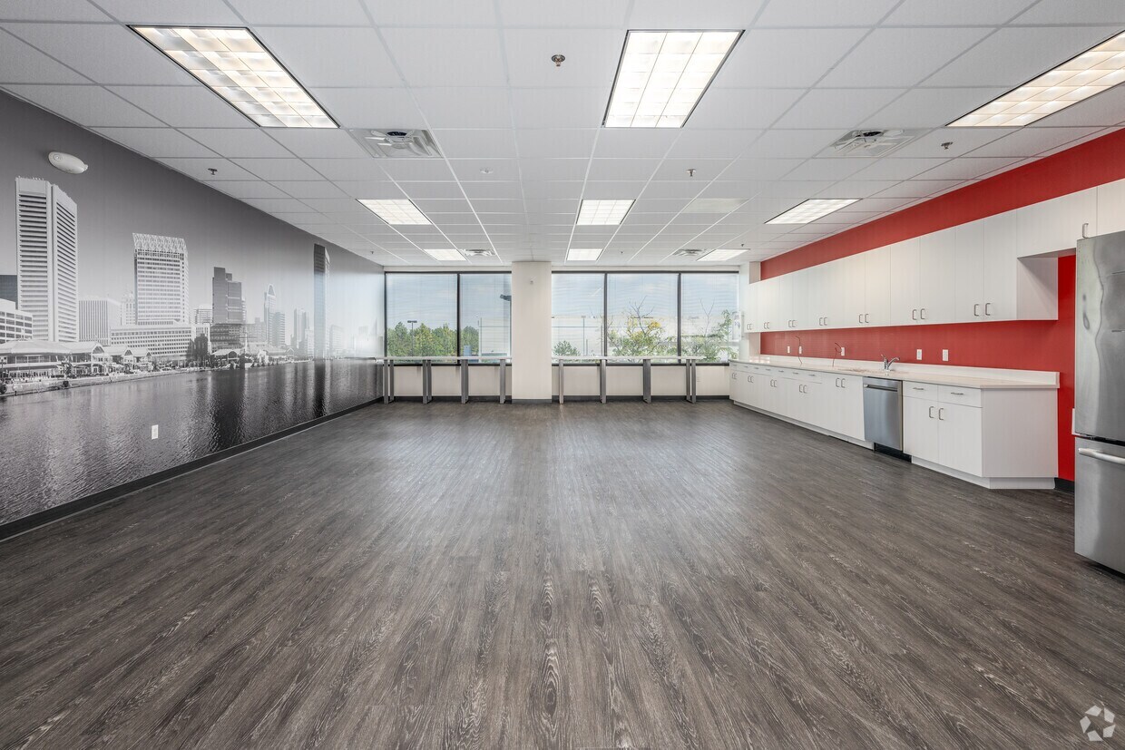 9920 Franklin Square Dr, Nottingham, MD for lease Building Photo- Image 1 of 8