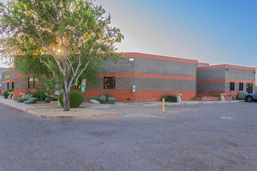 7678 E Greenway Rd, Scottsdale, AZ for lease - Primary Photo - Image 1 of 10
