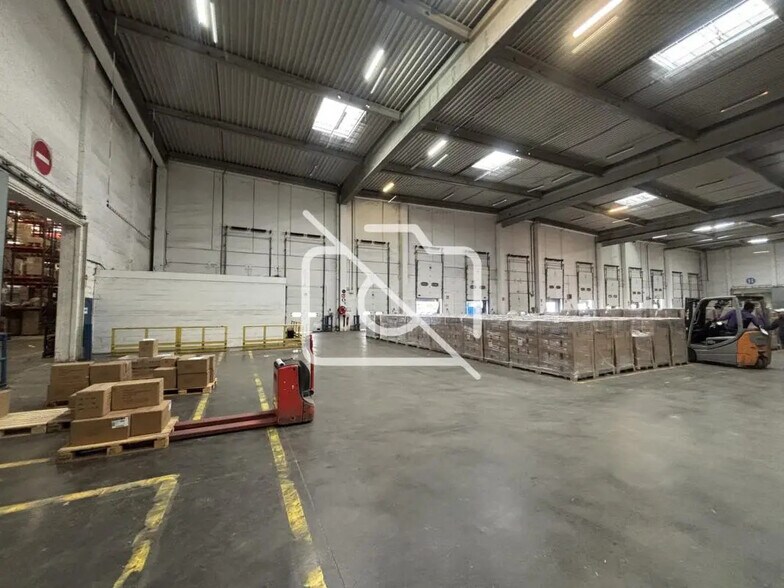 Industrial in Bondoufle for lease - Interior Photo - Image 2 of 6