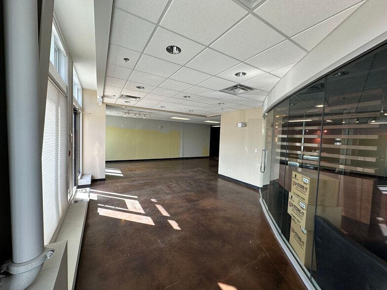 2328 Ellwood Dr SW, Edmonton, AB for lease - Building Photo - Image 2 of 7
