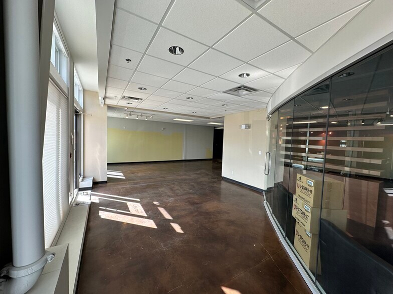 2328 Ellwood Dr SW, Edmonton, AB à louer - Photo du bâtiment - Image 2 de 7
