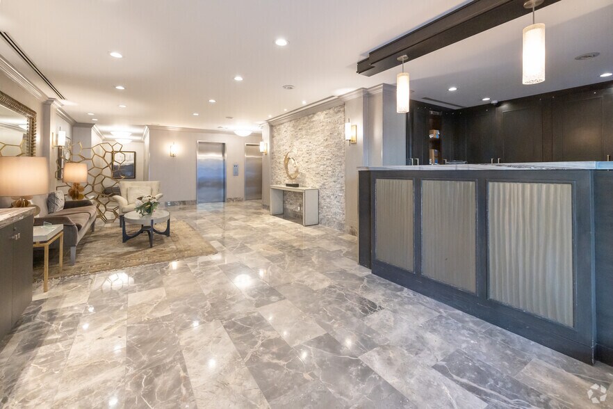 401 E 74th St, New York, NY à louer - Hall d’entrée - Image 3 de 21