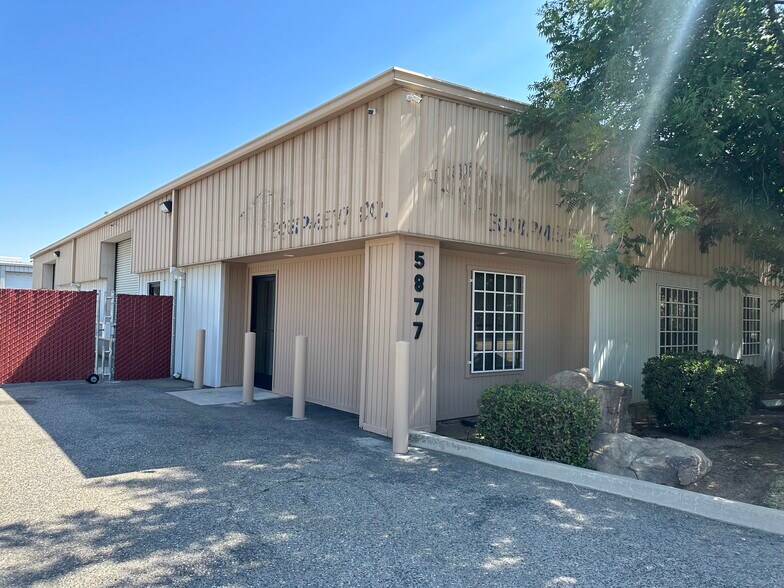 5877 E Clinton Ave, Fresno, CA à louer - Photo du bâtiment - Image 2 de 8