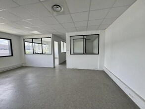 Flex in Aulnay-sous-Bois for lease Interior Photo- Image 1 of 2