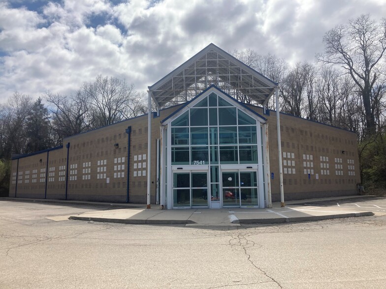 7541 N Main St, Dayton, OH for lease - Building Photo - Image 1 of 5