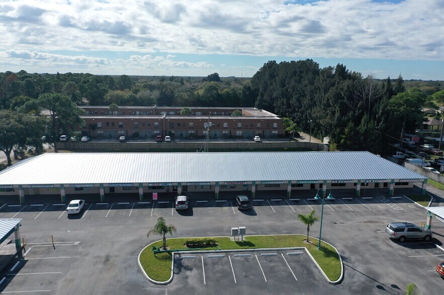 2000 Palm Bay Rd NE, Palm Bay, FL à louer - Photo du bâtiment - Image 3 de 6