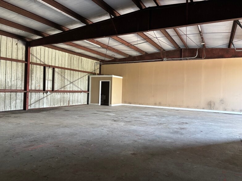 1126 County Road 129, Alvin, TX à louer - Photo du bâtiment - Image 3 de 8