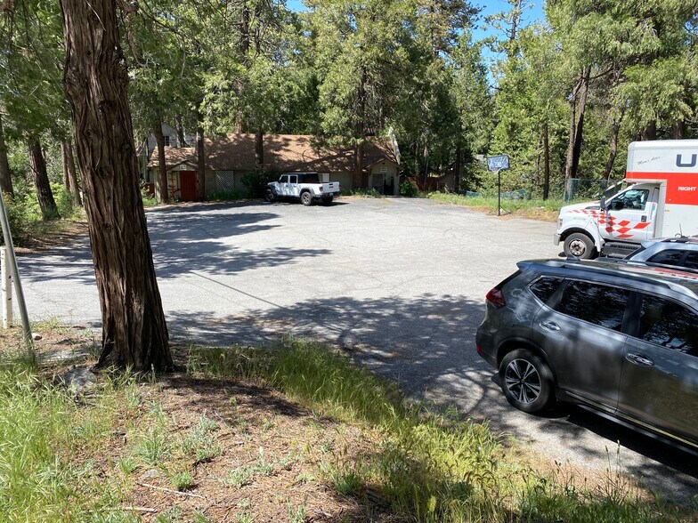 23575 Lake Dr, Crestline, CA à louer - Photo du bâtiment - Image 3 de 4