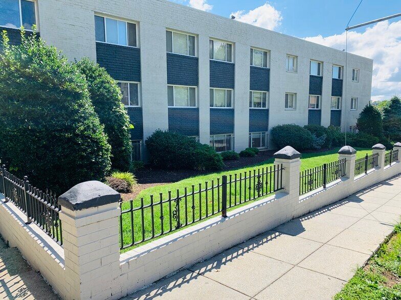 3030 30th St SE, Washington, DC à vendre - Photo du bâtiment - Image 3 de 6