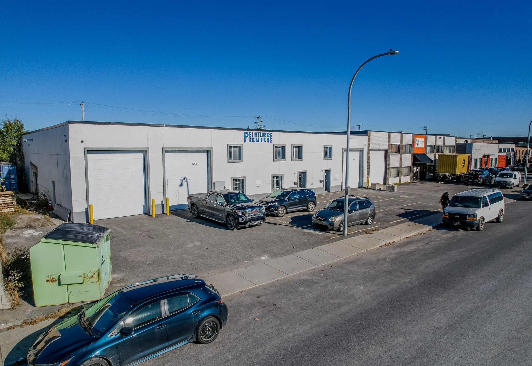 8295-8305 Creusot Rue, Montréal, QC for lease Primary Photo- Image 1 of 12
