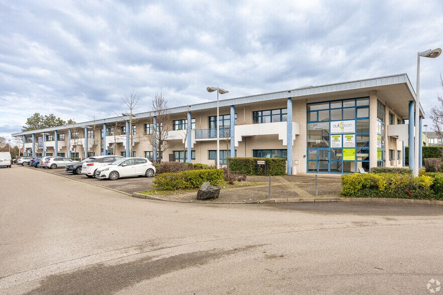 15 Allée Des Ginkgos, Bron for lease - Building Photo - Image 1 of 43
