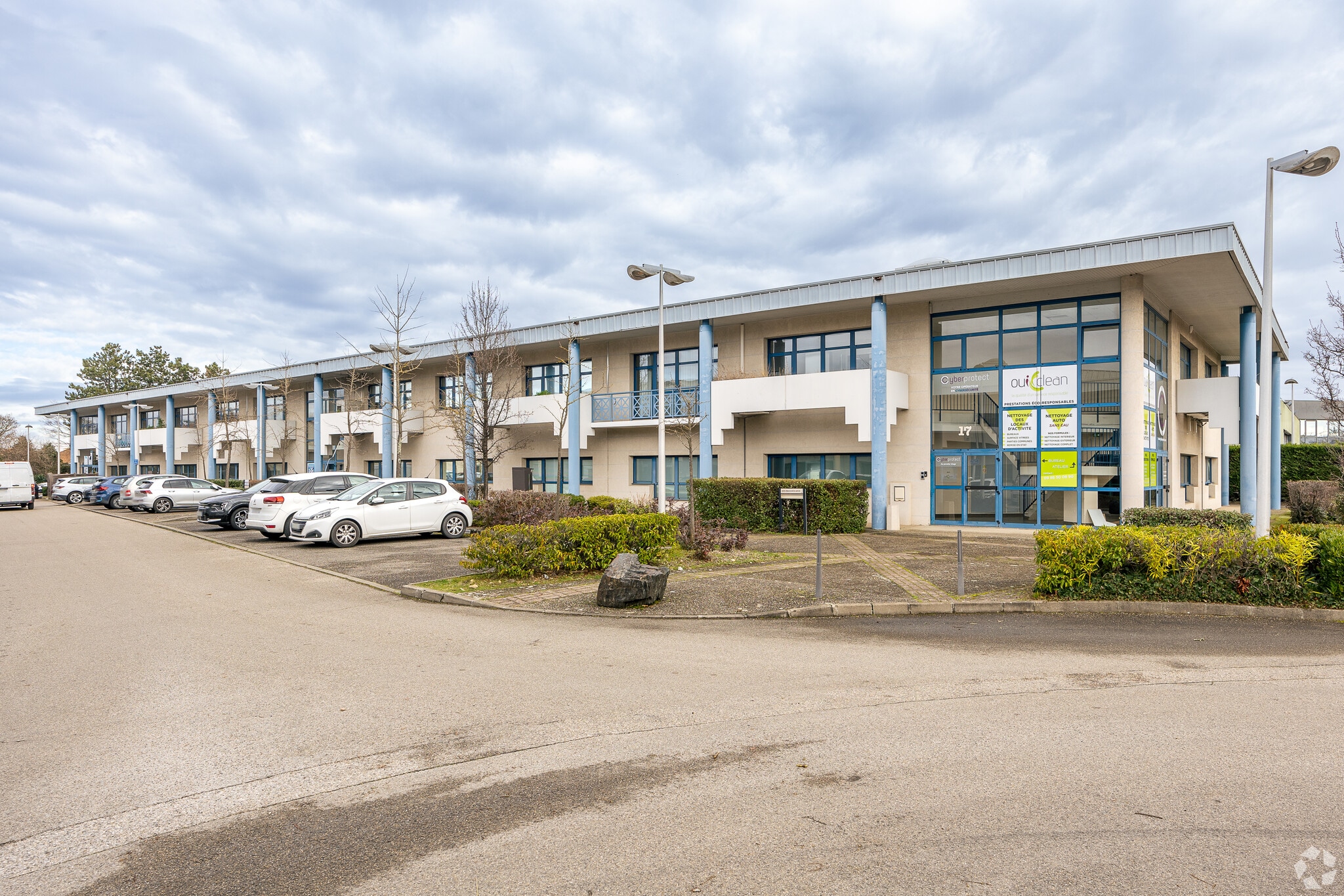 Office in Bron for lease Building Photo- Image 1 of 4