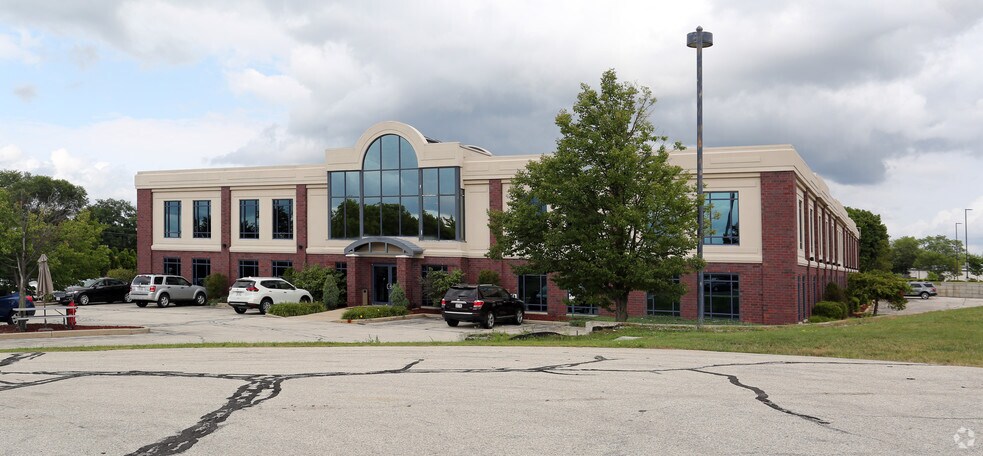 20855 Watertown Rd, Waukesha, WI for lease - Primary Photo - Image 1 of 7