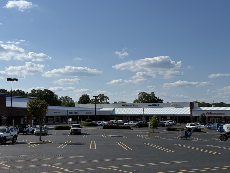 9118-9174 Parkway E, Birmingham, AL for lease - Building Photo - Image 2 of 8