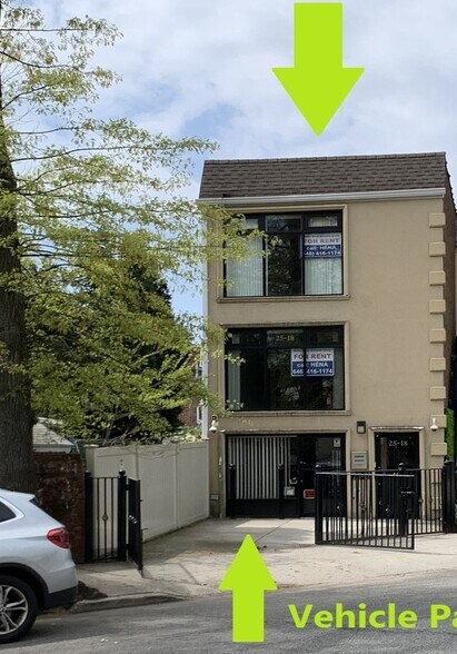 2518 Francis Lewis Blvd, Flushing, NY à vendre - Photo du bâtiment - Image 2 de 7