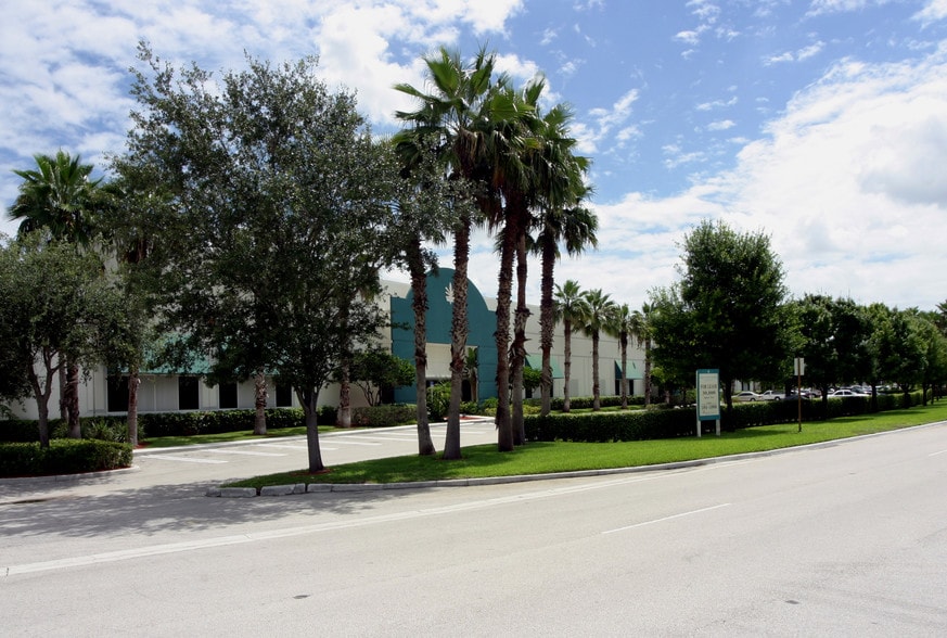9905 NW 17th St, Miami, FL à louer - Photo du bâtiment - Image 2 de 4
