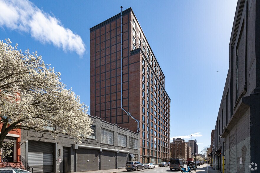 425 W 18th St, New York, NY à louer - Photo du bâtiment - Image 2 de 2