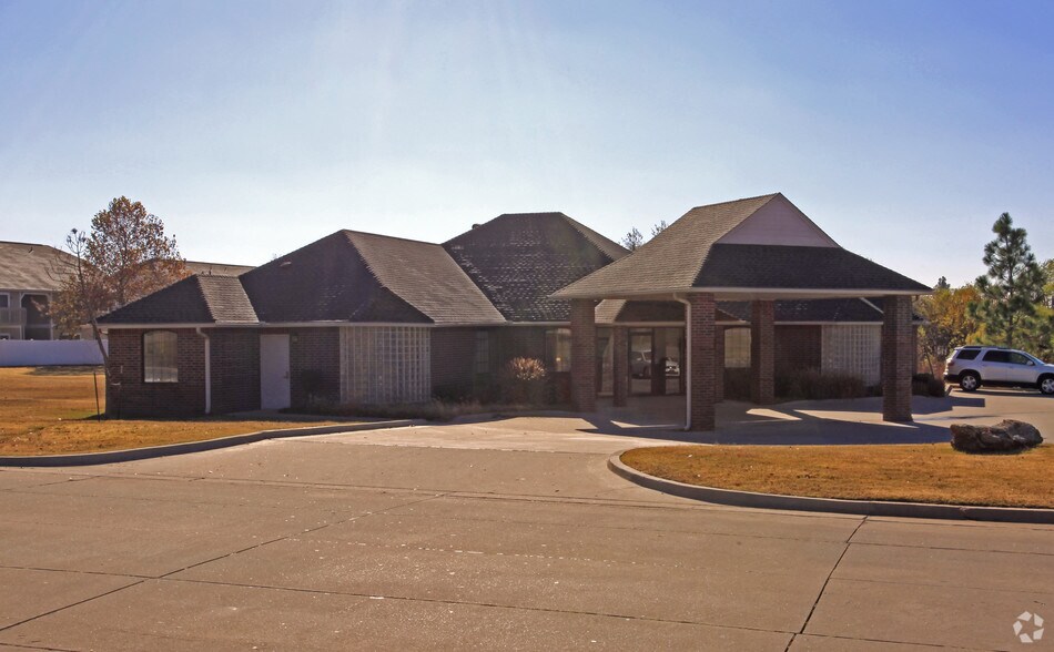 2300 S Douglas Blvd, Oklahoma City, OK for lease - Primary Photo - Image 2 of 5