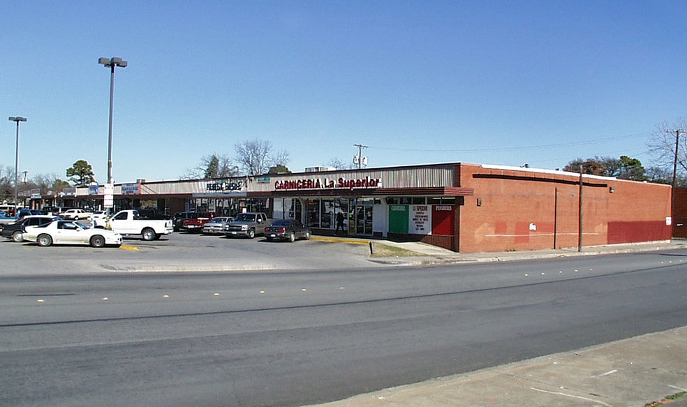 700-740 N Sylvania Ave, Fort Worth, TX for lease - Building Photo - Image 2 of 3