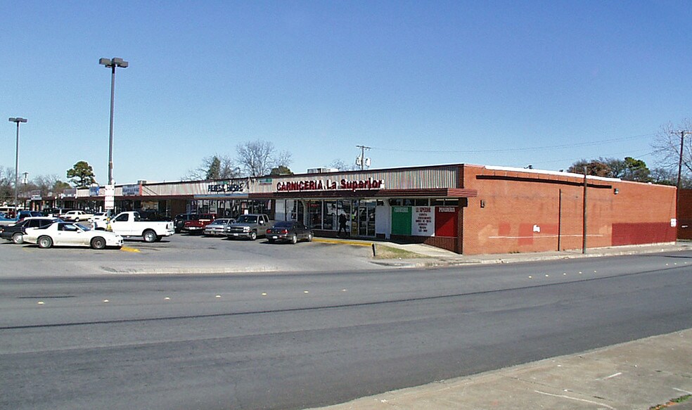 700-740 N Sylvania Ave, Fort Worth, TX à louer - Photo du bâtiment - Image 3 de 4