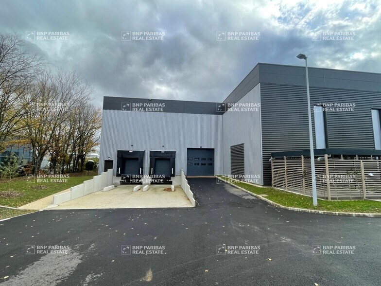 Flex in Trappes for lease - Building Photo - Image 3 of 31