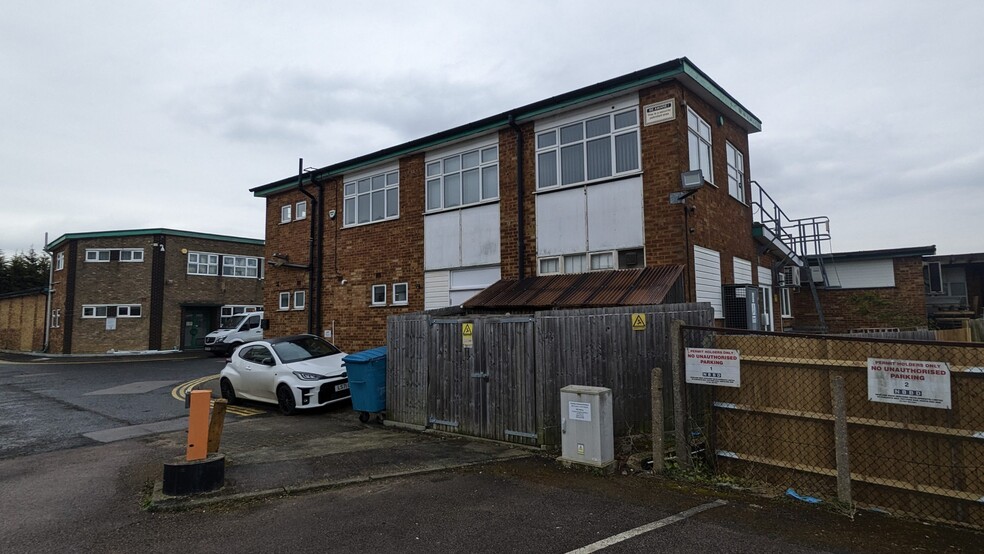 16-17 Station Clos, Potters Bar for sale - Building Photo - Image 2 of 5