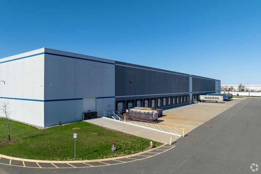 85 Stults Rd, Dayton, NJ à louer - Photo du bâtiment - Image 2 de 6