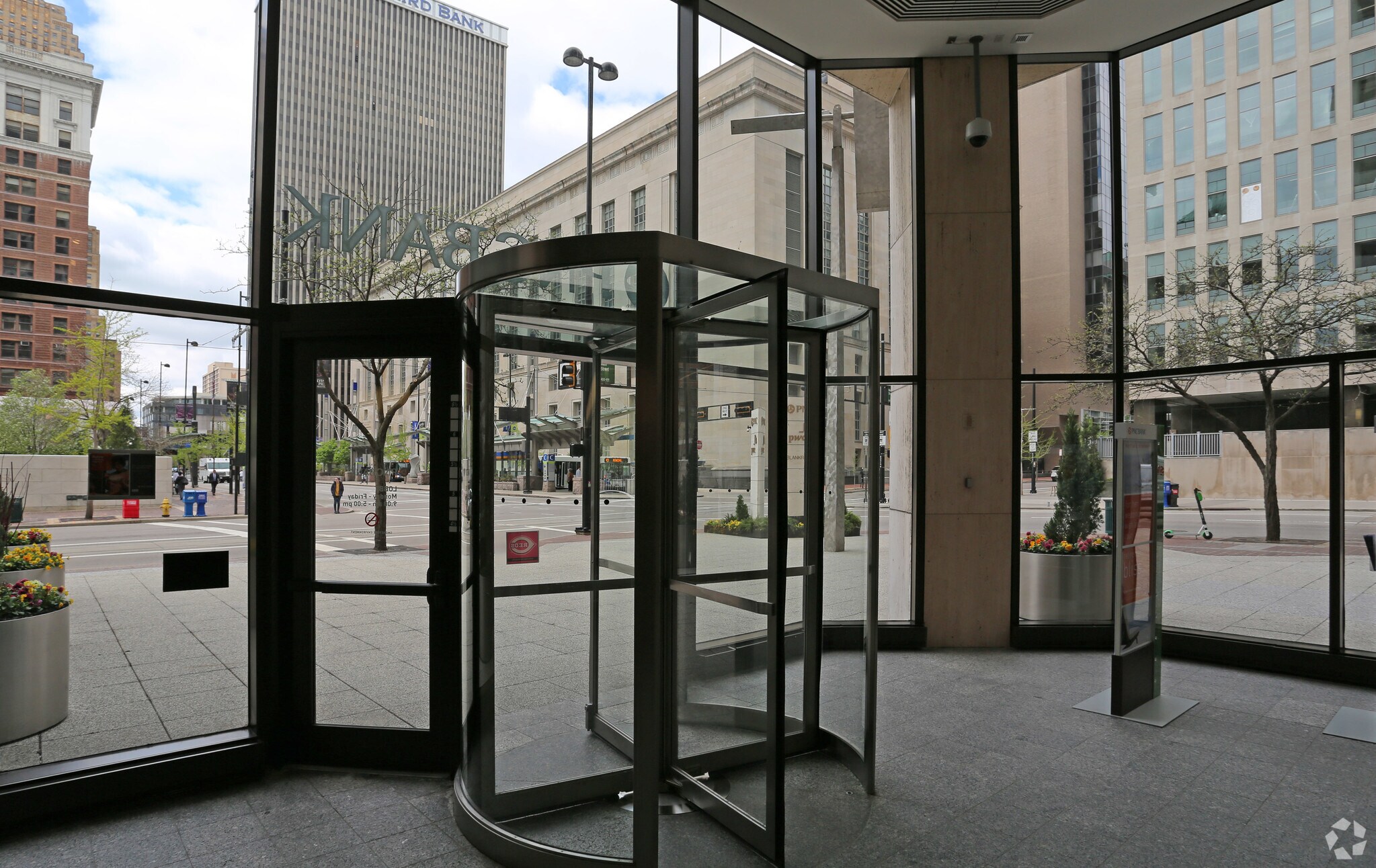 201 E 5th St, Cincinnati, OH à louer Hall d’entrée- Image 1 de 5