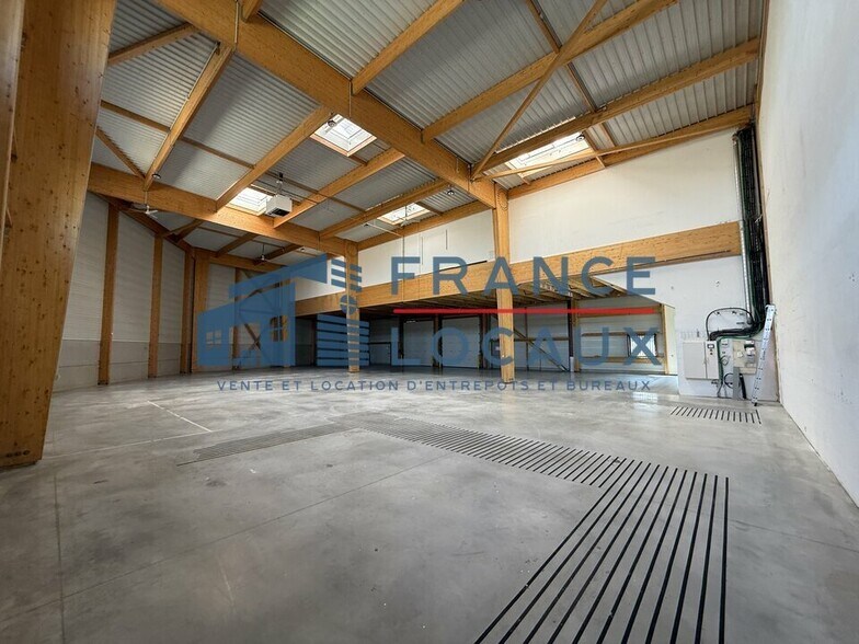 Flex dans Romainville à louer - Photo du bâtiment - Image 3 de 11