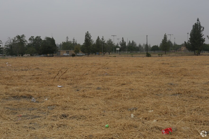 670 N Waterman Ave, San Bernardino, CA à vendre - Photo principale - Image 1 de 6