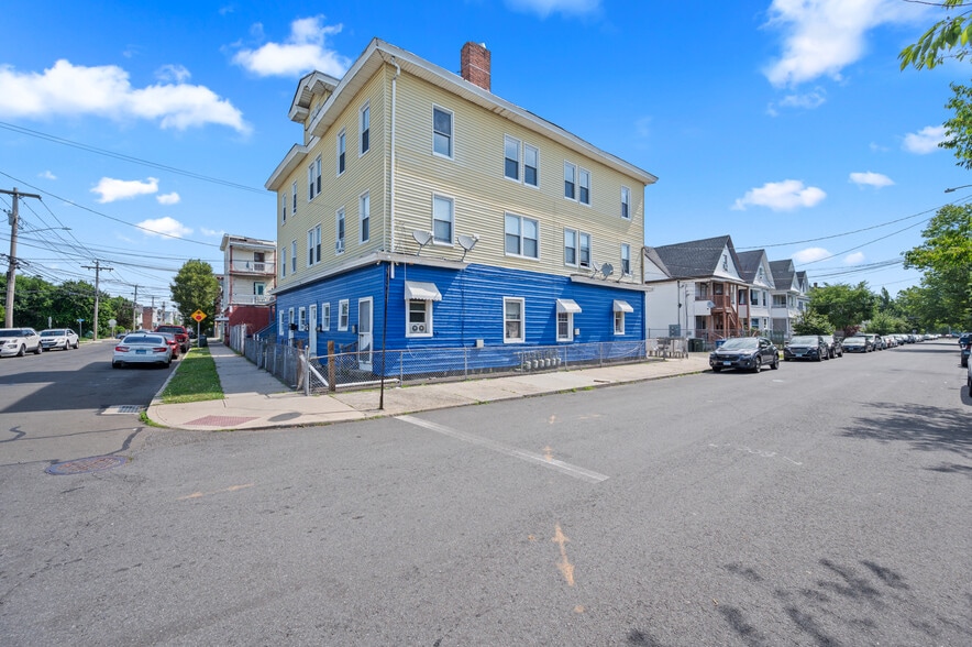 BPT East Side Multifamily Portfolio portfolio of 1 properties for sale on LoopNet.ca - Building Photo - Image 1 of 17