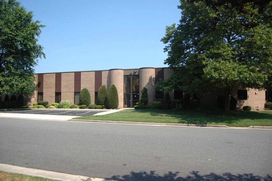 60 Carolyn Blvd, Farmingdale, NY à vendre - Photo principale - Image 1 de 3