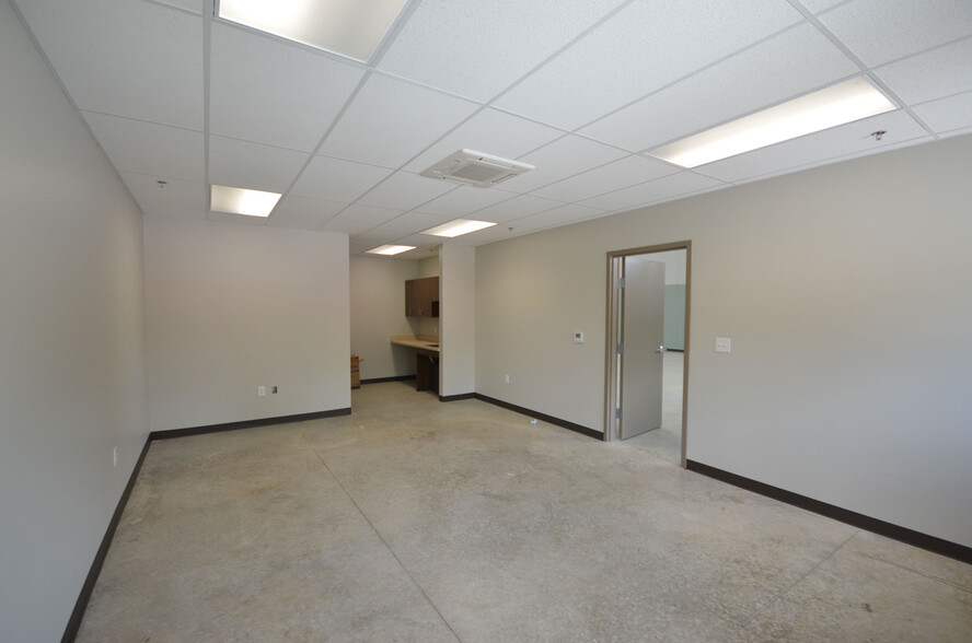 5120 Airport Rd, Georgetown, TX for lease - Interior Photo - Image 2 of 5