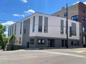 327 E Wilson St, Madison, WI à louer Photo du bâtiment- Image 2 de 5