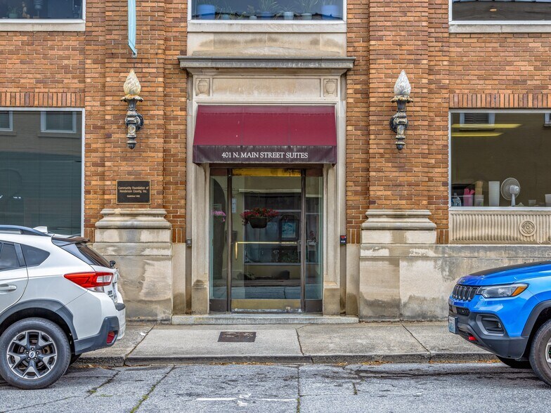 401 N Main St, Hendersonville, NC à vendre - Photo du bâtiment - Image 1 de 37