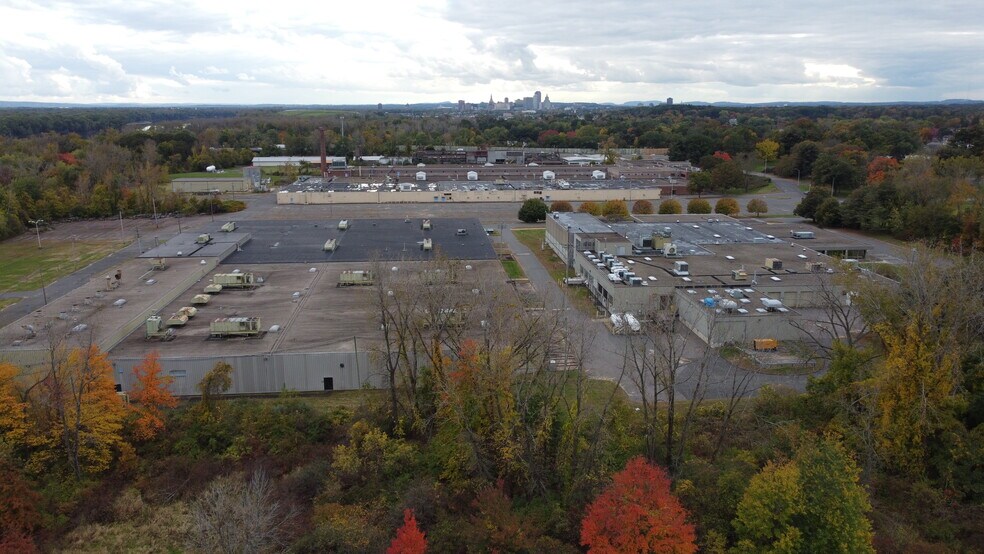 92 Deerfield Rd, Windsor, CT à louer - Photo du bâtiment - Image 1 de 11