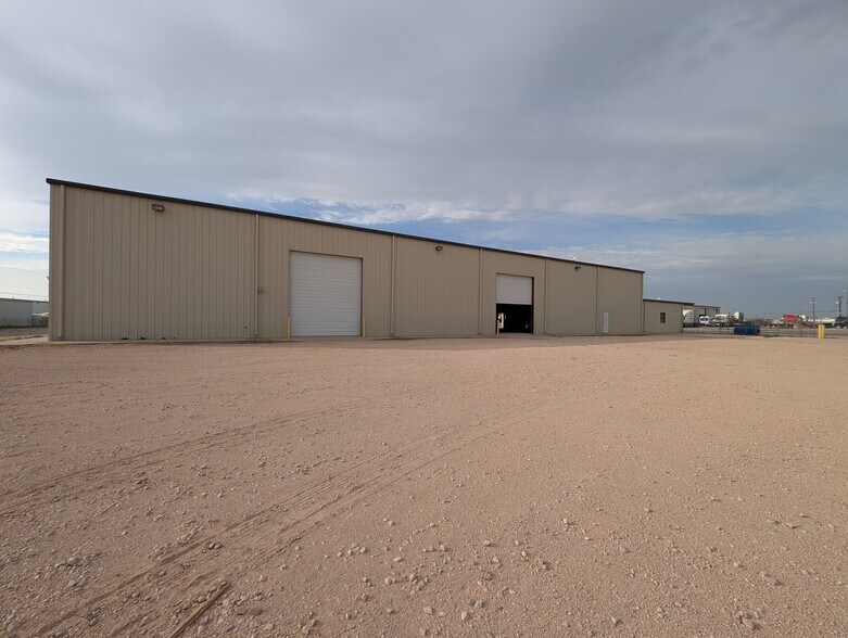 2605 S County Road 1242, Midland, TX à louer - Photo du bâtiment - Image 2 de 11