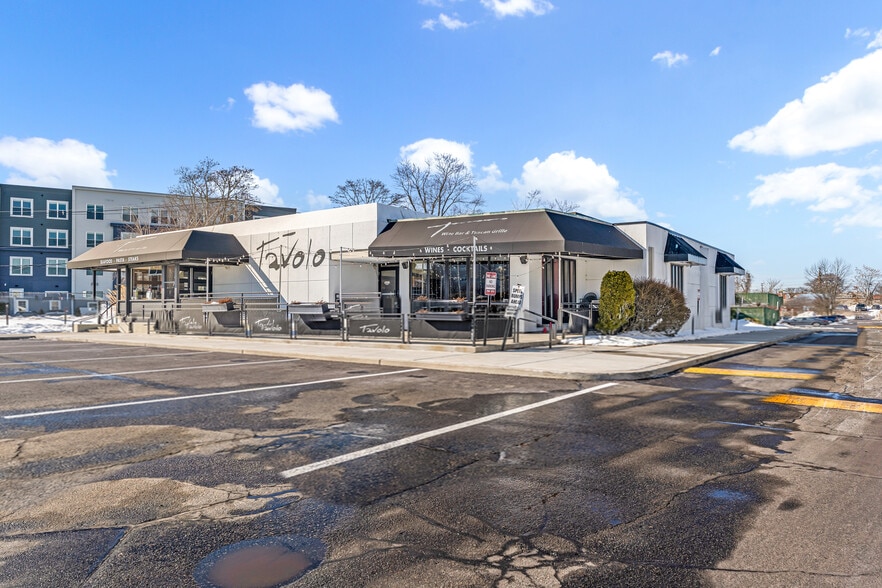 2099 Post Rd, Warwick, RI à vendre - Photo du bâtiment - Image 3 de 28