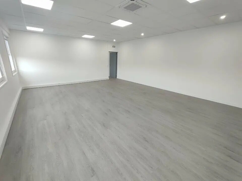 Office in Saint-Quentin-Fallavier for lease Interior Photo- Image 1 of 8
