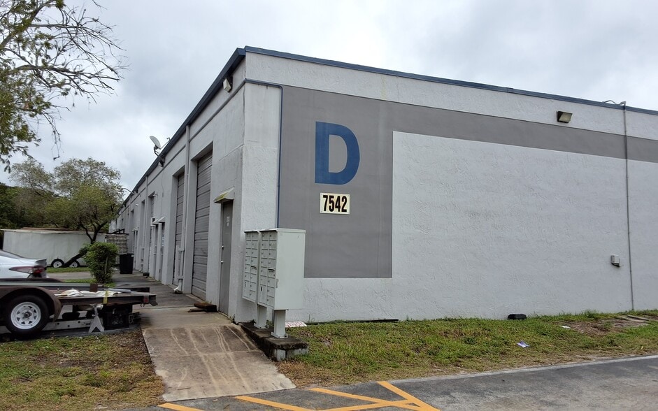 7544 W McNab Rd, North Lauderdale, FL à louer - Photo du bâtiment - Image 2 de 5