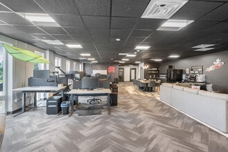 100 E 2nd St, Cedar Falls, IA à louer Photo intérieure- Image 2 de 8