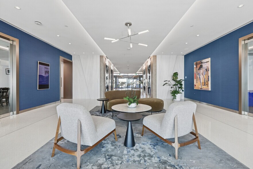 2502 N Rocky Point Dr, Tampa, FL à louer - Photo du bâtiment - Image 3 de 13