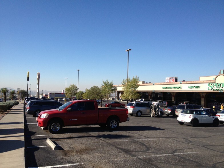 6100 N Mesa St, El Paso, TX à louer - Photo du bâtiment - Image 2 de 4